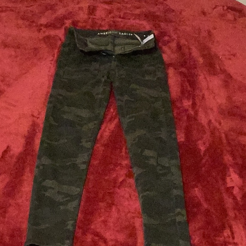 American Eagle: camo pants